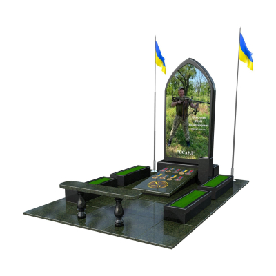Великий пам'ятник для чоловіка військового